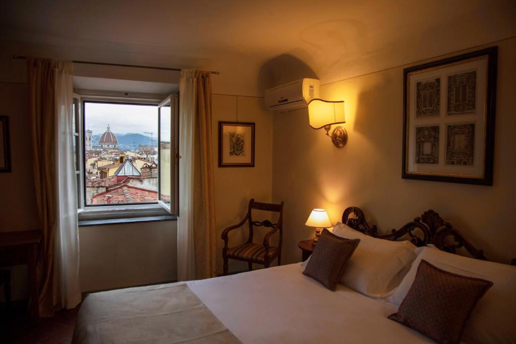Elegant historic loft apartment in the heart of Florence city centre